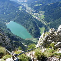 nach der Seilbrücke nochmals ein Rückblick auf den mittlerweile nebelfreien See