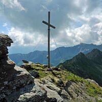 Am Gipfel angekommen genießt man einen großartigen Ausblick.