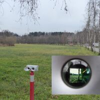 Durch das 3-D-Fernrohr (kleines Bild) kann die von Daniel Zimmermann vor einiger Zeit  arrangierte Kunstinstallation mit 10.000 zufällig platzierten Holzstangen betrachtet werden.