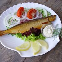 Geräucherter Fisch mit Salatdekoration, Meerrettich und Zitrone - © Campingplatz Sandseele GmbH