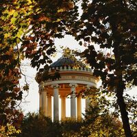 Englischer Garten Monopteros im Herbst Blätter enger Rahmen Hochformat