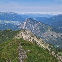 Im Vordergrund das Hochjoch, weiter hinten der Tauern und am Horizont der Säuling.