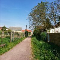 Weg entlang des Quodbachs zum Start der Tour