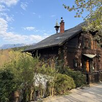 Forsthaus am Wege, davor meist ein schlafender schöner Jagdhund, heut aber (noch?) nicht