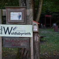 Der Eingang zum Waldlabyrinth