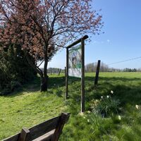 Hinweistafel mit Bank in Lendringhausen