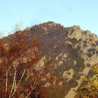 Die felsige Südseite des Monte Freidour