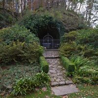 Eingang zur Lourdes-Grotte bei Berschis