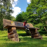 Überdimensionale Bank am Ortseingang von Leimen/Pfalz