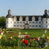 Schloß Neuhaus mit Barockgarten (Frühlingsbepflanzung)