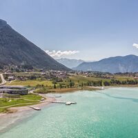 Blick zum Atoll Achensee - Seeufer in Maurach