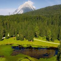 Gewässer bei Wildmoosalm im Sommer - Drohnenaufnahme Richtung Hohe Munde.jpg