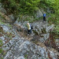 Im Frühjahr kommt an dieser Stelle viel Wasser - wir bitte um Vorsicht