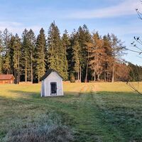 32.6 km Links an Kapelle vorbei zum Wald