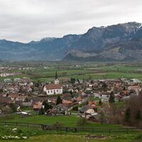 Die Wangser Kirche thront über dem Dorf