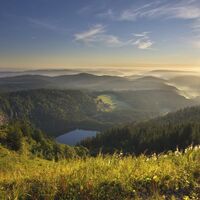 Aussicht vom Bismarckdenkmal zum Feldsee bei Sonnenaufgang
