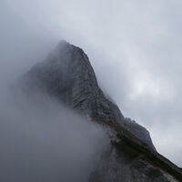 magisch erscheint der Felszahn im Nebel
