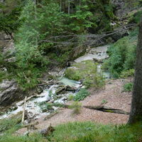 schöne Tiefblicke in den tosenden Nesseltalbach