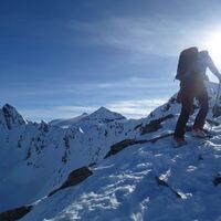 Wir erreichen den Beginn des kurzen, aber recht schmalen und ausgesetzten Nordgrates. Blick gegen Süden zum Hinteren Seelenkogel 3470m.