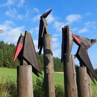Plaue, Kleinbreitenbach, Kunstwanderweg, sitzende Vögel