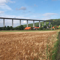 Blick von der Rennsteigstraße nach Hörschel mit der Autobahnbrücke über die Werra