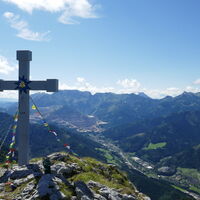 Gipfelkreuz mit Erzberg und Eisenerz