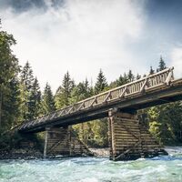 Zuerst geht's über den imposanten Johnsbachsteg