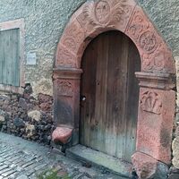 verzierter Türbogen aus Rochlitzer Porphyrtuff