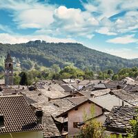 Blick auf die Dächer von Rueglio