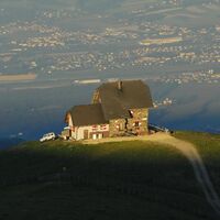 Saualpe- Wolfsberger Hütte mit Blick auf Wolfsberg