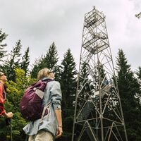Wanderer am Aussichtsturm_Oststeiermark