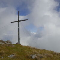 am Gipfel des Kleinen Laugen zeigt sich kurz der blaue Himmel