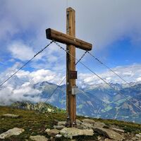 Gipfelkreuz am Teuchlspitz. Von hier aus hat man einen überragenden Weitblick.
