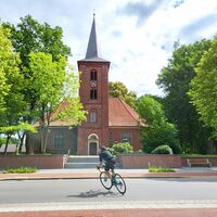 Rennradfahrer im Fahren vor der Findorffkirche