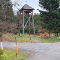 Rechts abbiegen (hier Weg links) bei Alarmglocke