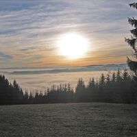 Traunfellnerweg im Winter mit Blick ins Gebirge