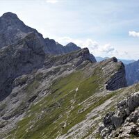 Peternscharte und das Hochtor (li.), im Hintergrund rechts der Admonter Reichenstein (Blick Richtung Südwesten)