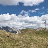 Stolz  präsentiert sich der Gipfel der  Messnerin, 1835 m