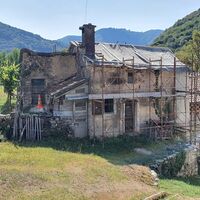 13.8 km rechts hinunter eng zw. Häusern durch