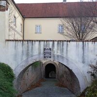 am Stier(b)weg unter dem Pfarrhof durch