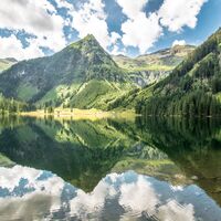 Das Lärcheck spiegelt sich im Schwarzensee