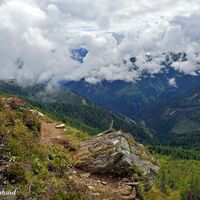 Weit entfernt im Tal das enge Mölltal.