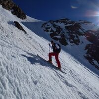 Im Frühjahr, wenn sich der Schee an diesem Hang in einen harten Schmelzharschdeckel umgewandelt hat, dann sind hier Harscheisen unbedingt einzusetzen.