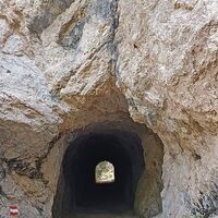 Der Gaismoosstollen in Steinberg am Rofan ist ein in Fels gehauener, etwas längerer Tunnel – unbeleuchtet und naturbelassen.