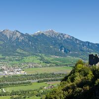 Burgruine Wartenstein mit Blick auf Maienfeld