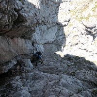 nach der Querung gehts direkt über ein breites Band nach oben