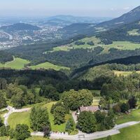 Blick über die Erentrudisalm bis in die Stadt Salzburg und auf den Gaisberg