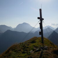 am Gipfel der Zinkwand angekommen - links vom Kreuz der Hochgolling