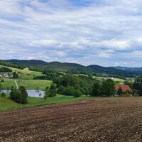 Blick auf Ebenreuther Stausee und Saldenburg im Hintergrund