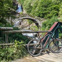 Passage neben dem Wasserfall und romanische Brücke